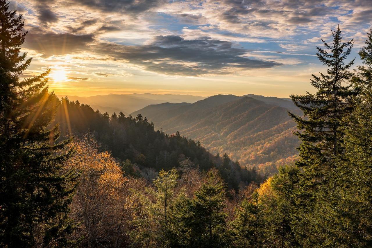 Downtown Delight, 2 Bedrooms, Pool, Hot Tub, Sleeps 6 Gatlinburg Esterno foto