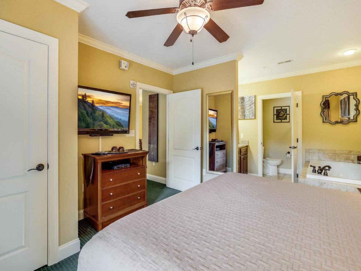 Downtown Delight, 2 Bedrooms, Pool, Hot Tub, Sleeps 6 Gatlinburg Esterno foto